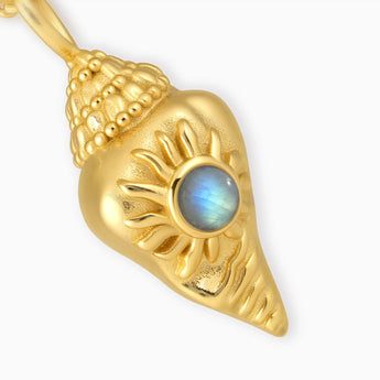 18KT Yellow Gold Vermeil Round Labradorite Sun Conch Necklace - Tidal Glow Detail View