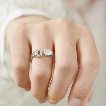 Oval Moss Agate Signet Ring - Close at Hand 925 Sterling Silver Model Shot